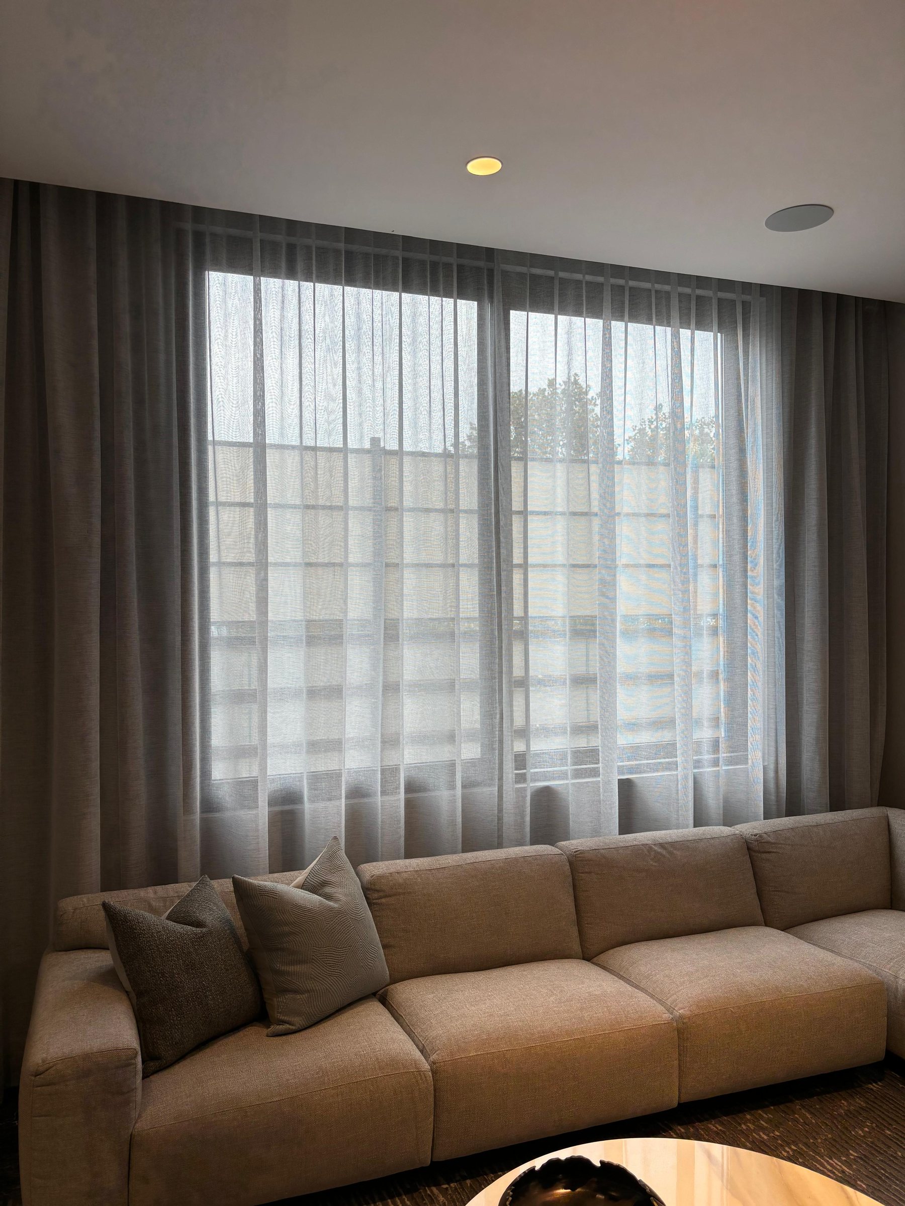Cortinas con caída suave y luz filtrada