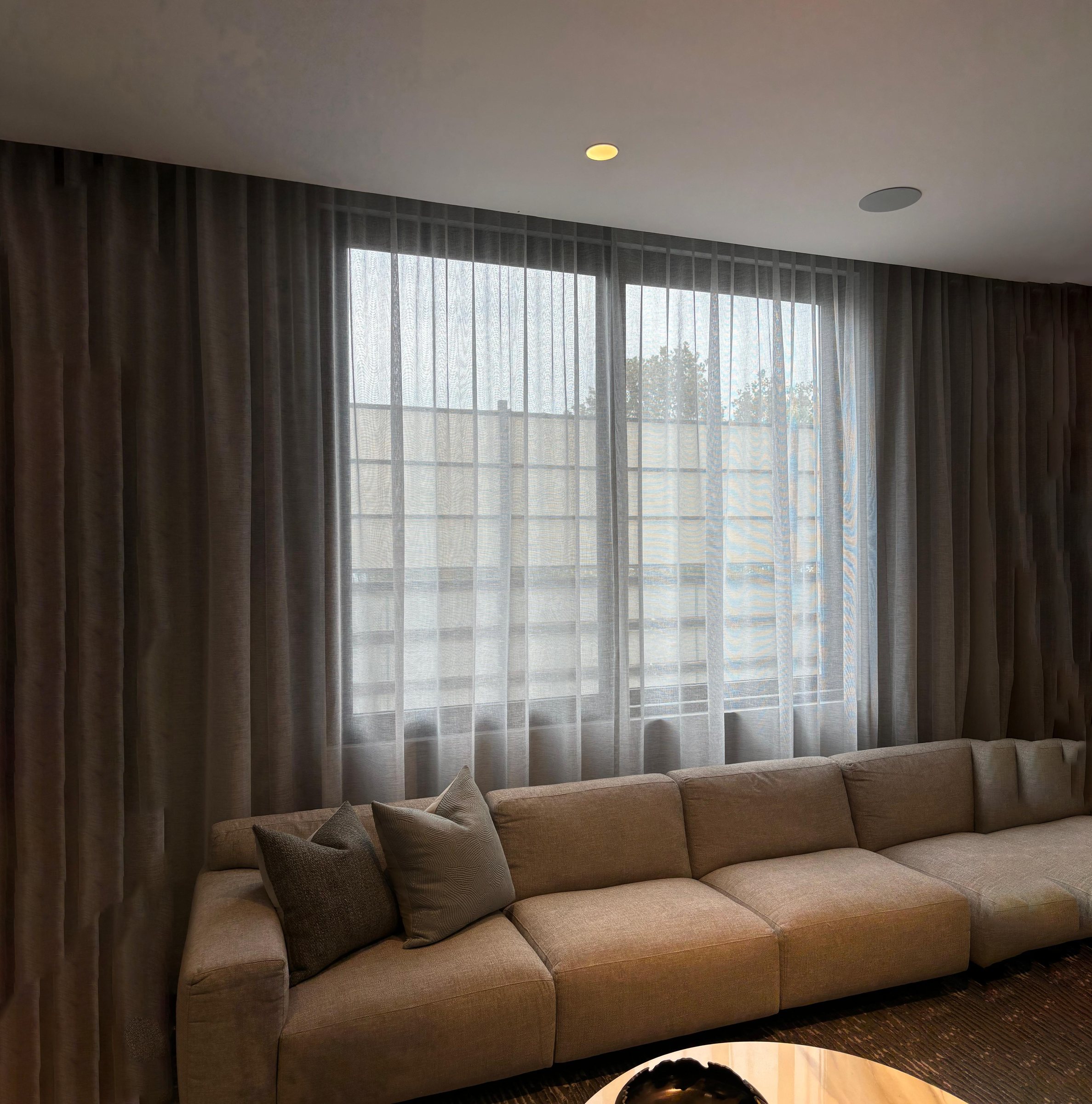 Cortinas traslúcidas con caída suave en sala residencial